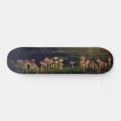 Skateboard Champignons sauvages mûrs dans la forêt (Horz)