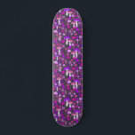 Skateboard Champignons Trippy violet, rose et noir<br><div class="desc">Ce tablier de skateboard est décoré de champignons et de fleurs psychédéliques et trippés illustrés dans les tons rose chaud et violet audacieux contre un arrière - plan noir.</div>