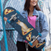SKATEBOARD CHAT ET PIZZA DANS LE SKATEBOARDS SPATIAL