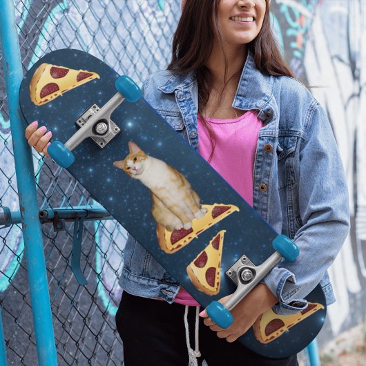 SKATEBOARD CHAT ET PIZZA DANS LE SKATEBOARDS SPATIAL
