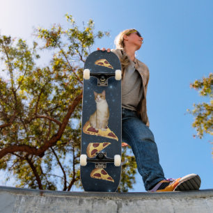 SKATEBOARD CHAT ET PIZZA DANS LES SKATEBOARDS SPATIAUX