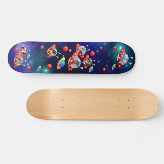 Skateboard Chatons cosmiques en Alien vaisseau spatial OVNI S (Horz)