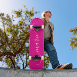 Skateboard Chaud rose blanc Classé Courbé Lavage Nom de la si<br><div class="desc">Créez votre propre skateboard de style signature élégant pour elle. Customisez la taille de la classe moderne courbée swash écrit à la main style de script de calligraphie selon les besoins pour s'adapter dans les camions et les roues. Si vous modifiez la couleur blanche de la police de script, vérifiez...</div>