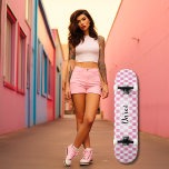 Skateboard Checkerboard Rose Girl Retro À damiers Nom<br><div class="desc">Roulez avec style avec notre Checkerboard personnalisé Pink Girly Retro À damiers Skateboard! Conçu avec un motif de damier rose et blanc accrocheur, ce skateboard apporte un mélange unique de charme rétro et de design moderne à vos sessions de skateboard. Personnalisez ce skateboard girly avec votre nom pour en faire...</div>