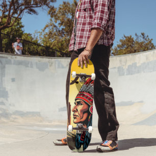 Skateboard Chef amérindien sur paysage sauvage coucher de sol