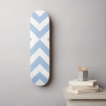 Skateboard Chevrons bleu clair et blanc<br><div class="desc">Des chevrons bleus et blancs alternants convergent dans ce design géométrique audacieux et original. 

 numériquement créé une image. 
 Copyright © Claire E. Skinner. Tous droits réservés.</div>