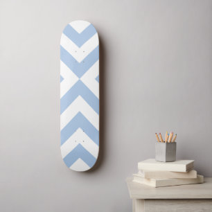 Skateboard Chevrons bleu clair et blanc