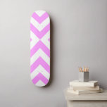 Skateboard Chevrons roses et blancs<br><div class="desc">Des chevrons alternatifs roses et blancs (formes V) convergent dans ce motif géométrique féminin créé à partir de rien. numériquement créé une image. Copyright © Claire E. Skinner. Tous droits réservés.</div>