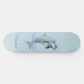 Skateboard Chic dauphin moderne et écriture sur fond bleu cla (Horz)