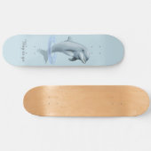 Skateboard Chic dauphin moderne et écriture sur fond bleu cla (Horz)