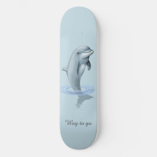 Skateboard Chic dauphin moderne et écriture sur fond bleu cla