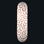 Skateboard Chic Rose Gold Leopard Cheetah Poster de animal<br><div class="desc">Ce design élégant et chic est parfait pour la fashionista moderne. Il présente un poster de animal safari léopard/cheetah dessiné à la main sur un arrière - plan blanc simple et imprimé en faux or rose. C'est joli, mignon et tendance ! ***REMARQUE IMPORTANTE DE CONCEPTION : Pour toute demande de...</div>