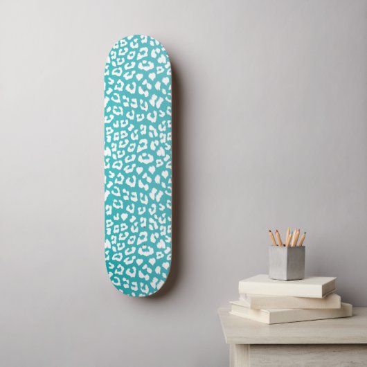Skateboard Chic White Leopard Spots on Turquoise (Art mural)