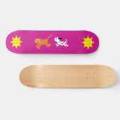 Skateboard Chien mignon de bande dessinée chassant la planche (Horz)