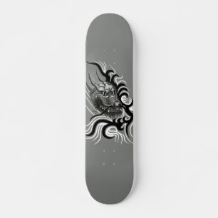 Skateboard Chine-Drache en style tatouage
