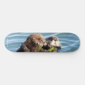 Skateboard Chiot et mère de loutre avec le varech (Horz)