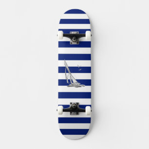 Skateboard Chrome voile sur les bandes marines
