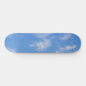 Skateboard Ciel Bleu Avec Nuages Agités (Horz)
