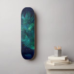 Skateboard *~* Ciel Bleu de minuit Boho en plumes d'émeraude<br><div class="desc">* Énergétiquement Amélioré Magique Mystique Costique Céleste Bohème Tzigane Rustique étonnamment belle Midnight Navy Blue Aquarelle ciel arrière - plan et scintillant céleste de la plume cosmique design. La plume magique est très légère et le whisky. * Customisez / Personnalisez avec vos INITIALES / MONOGRAM ou NOM. Utilisez le concepteur...</div>