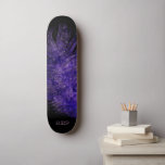 Skateboard *~* Ciel de minuit Boho Plumes cosmiques violet<br><div class="desc">* Énergétiquement Amélioré Magique Mystique Costique Céleste Bohème Tzigane Rustique étonnamment belle sombre Midnight Marine Bleu Aquarelle ciel arrière - plan et scintillant céleste conception de plume cosmique. La plume magique est très légère et le whisky. * Customisez / Personnalisez avec vos INITIALES / MONOGRAM ou NOM. Utilisez le concepteur...</div>