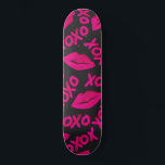 Skateboard Citation XOXO noir Neon rose lèvres Motif<br><div class="desc">Ce cool et motif mignon est parfait pour la fille. Il présente des lèvres de rouge à lèvres rose néon peintes à la main et la citation typographique "Xoxo", sur un simple arrière - plan noir. Il est adorable, chic, moderne et unique, parfait pour votre style quotidien ou même un...</div>