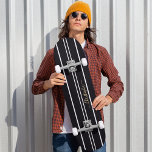 Skateboard Classic Black White Stripes Cool Patinage Monogram<br><div class="desc">Créez votre propre script personnalisé, personnalisé, classique noir blanc rayures de course, cool, élégant, élégant, élégant script de typographie en faux or, la meilleure qualité hard rock compétition en forme de skateboard pont. Pour customiser, il suffit de taper votre nom / monogramme / initiales. Pendant que vous ajoutez / concevez,...</div>