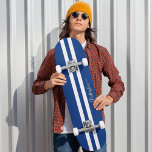 Skateboard Classic Blue Blanc Or Monogramme Stripes De Course<br><div class="desc">Créez vos propres bandes de course bleu marine et blanc, personnalisées, cool, élégant, élégant script de typographie en faux or, la meilleure qualité hard rock compétition en forme de skateboard deck. Pour customiser, il suffit de taper votre nom / monogramme / initiales. Pendant que vous ajoutez / concevez, vous pourrez...</div>