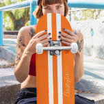 Skateboard Classic Orange Blanc Or Monogramme Stripes De Cour<br><div class="desc">Créez votre propre script personnalisé, personnalisé, bandes de course orange et blanc classique, cool, élégant, élégant script de typographie en faux or, la meilleure qualité hard rock compétition en forme de planche à roulettes. Pour customiser, il suffit de taper votre nom / monogramme / initiales. Pendant que vous ajoutez /...</div>