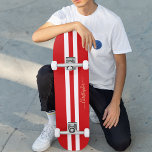 Skateboard Classic Red White Gold Monogramme Tracé<br><div class="desc">Créez votre propre script personnalisé, personnalisé, bandes de course rouge et blanc classique, cool, élégant, élégant, élégant script de typographie en faux or, la meilleure qualité hard rock compétition en forme de skateboard pont. Pour customiser, il suffit de taper votre nom / monogramme / initiales. Pendant que vous ajoutez /...</div>