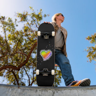 Skateboard Coeur arc-en-ciel avec étoiles sur noir