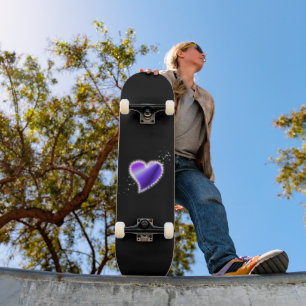 Skateboard Coeur arc-en-ciel violet avec étoiles sur noir