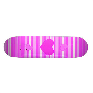 Skateboard Coeur rose sur la planche à roulettes de rayures
