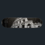 Skateboard Colisée romaine avec dessins architecturaux<br><div class="desc">Une photo du Colisée Romain avec des dessins architecturaux des arcades. L'une des sept nouvelles merveilles du monde,  le style de l'édifice continue d'influencer le design moderne. Un grand cadeau pour quelqu'un qui aime l'architecture ou l'étude de la Rome antique.</div>