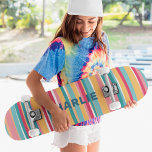 Skateboard Coloré Grandes Modernes Personnalisé Nom Personnal<br><div class="desc">Colorful Modern Stripes Personnalisé Nom personnalisé Skateboard affiche votre nom personnalisé dans la typographie moderne sur un arrière - plan rayé coloré en rose, bleu, orange et blanc. Personnalisez en modifiant le texte dans la zone de texte fournie. Offrez un cadeau sur mesure, un skateboard personnalisé à votre skateboarder préféré...</div>