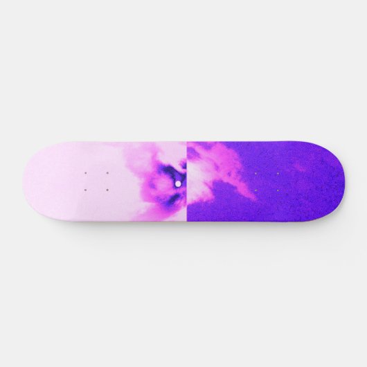 Skateboard Conception violette ciel nuageux  (Horz)