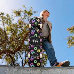Skateboard Cool amusant beignets colorés motif noir Monogramm