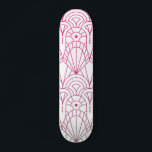 Skateboard Cool Art déco moderne Motif rose blanc<br><div class="desc">Cool Modern Art Déco Pink White Motif Skateboard dispose d'un motif Art déco rose sur un arrière - plan blanc. Conçu par ©Evco Studio www.zazzle.com/store/evcostudio</div>