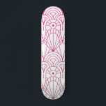 Skateboard Cool Art déco moderne Motif rose blanc<br><div class="desc">Cool Modern Art Déco Pink White Motif Skateboard dispose d'un motif Art déco rose sur un arrière - plan blanc. Conçu par ©Evco Studio www.zazzle.com/store/evcostudio</div>