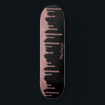 Skateboard Cool Black Rose Rose Parties scintillant or Épercé<br><div class="desc">Fille Cool Rose Rose Parties scintillant Gold Drips Skateboard avec gouttes de fausse parties scintillant et votre nom personnalisé sur un arrière - plan noir chic. Facile à customiser et parfait pour votre parties scintillant esthétique.</div>