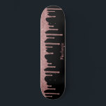 Skateboard Cool Black Rose Rose Parties scintillant or Épercé<br><div class="desc">Fille Cool Rose Rose Parties scintillant Gold Drips Skateboard avec gouttes de fausse parties scintillant et votre nom personnalisé sur un arrière - plan noir chic. Facile à customiser et parfait pour votre parties scintillant esthétique.</div>