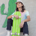 Skateboard Cool Bright Green White Racing Stripes Monogrammé<br><div class="desc">Créez vos propres rayures de course sur mesure, personnalisées, modernes, cool, élégantes, vertes et blanches, élégant script de typographie, meilleur jeu de skateboard en forme d'érable hard rock de qualité. Pour customiser, il suffit de taper votre nom / monogramme / initiales. Pendant que vous ajoutez / concevez, vous pourrez voir...</div>