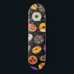 Skateboard Cool Cute Parties scintillant Confetti Donuts Hall<br><div class="desc">Ce motif cool et mignon d'Halloween est parfait pour une ambiance agréable et douce. Il présente des donuts d'illustration de citrouille de lanterne jack o', de fantôme, d'araignée, de maïs bonbon, de monstre et d'eyeball sur des confettis de parties scintillant étincelante imitation avec un simple arrière - plan noir. Les...</div>