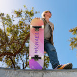 Skateboard Cool de nom personnalisé Trucs de pinceau violet r<br><div class="desc">Nom personnalisé Cool Retro Purple Brush Strokes Skateboard contient votre nom personnalisé sur un arrière - plan de brosse rétro en orange, rose et violet. Personnalisez en modifiant le texte dans la zone de texte fournie. Offrez un cadeau personnalisé, un skateboard personnalisé à votre skateboarder préféré pour Noël, anniversaire ou...</div>