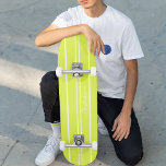 Skateboard Cool Lime Green White Racing Stripes Monogrammé<br><div class="desc">Créez vos propres rayures de course sur mesure, personnalisées, modernes, cool, élégantes, vert citron et blanc estivale, élégant script typographique, meilleur jeu de skateboard en forme d'érable hard rock de qualité. Pour customiser, il suffit de taper votre nom / monogramme / initiales. Pendant que vous ajoutez / concevez, vous pourrez...</div>