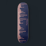 Skateboard Cool Marine Bleu Rose Or Parties scintillant Étinc<br><div class="desc">Girly Cool Navy Blue and Rose Rose Gold Parties scintillant Sparkle Drips Skateboard avec des gouttes de fausse parties scintillant et votre nom personnalisé sur un arrière - plan bleu marine chic. Facile à customiser et parfait pour votre parties scintillant esthétique.</div>