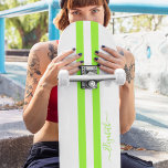 Skateboard Cool moderne Green White Racing rayures Monogramme<br><div class="desc">Créez vos propres rayures de course sur mesure, personnalisées, modernes, cool, élégantes, vertes et blanches, élégant script de typographie, meilleur jeu de skateboard en forme d'érable hard rock de qualité. Pour customiser, il suffit de taper votre nom / monogramme / initiales. Pendant que vous ajoutez / concevez, vous pourrez voir...</div>