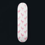 Skateboard Cool rose Tropical Flamingo Patte sur blanc<br><div class="desc">Pink Tropical Flamingo Pattern sur Arrière - plan blanc.The Pink Flamant rose Bird Print fait un grand cadeau pour une fête d'été tropicale sauvage.</div>