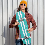 Skateboard Cool Turquoise White Racing Stripes Patinage Monog<br><div class="desc">Créez vos propres rayures de course turquoise et blanc, personnalisées, modernes, cool, élégantes, turquoise, élégantes, typographie, jeu de skateboard en forme d'érable hard rock de meilleure qualité. Pour customiser, il suffit de taper votre nom / monogramme / initiales. Pendant que vous ajoutez / concevez, vous pourrez voir un aperçu de...</div>