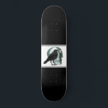 Skateboard Corbeau crâne squelette clé noir<br><div class="desc">Un crâne gothique illustré,  corbeau et squelette clé sur skateboard noir.</div>