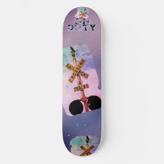 Skateboard Corbeau de chemin de fer rétro au coucher du solei